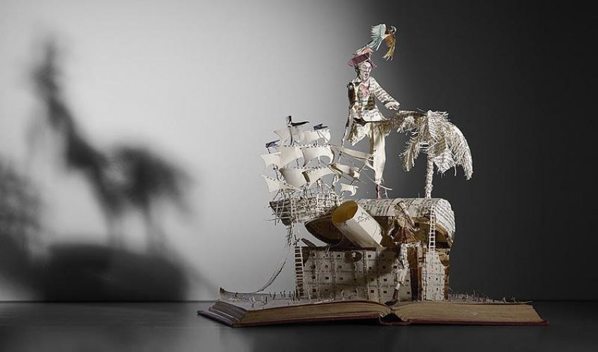 Cinq sculptures-livres de la "Bookish Banksy" aux enchères, pour la bonne cause