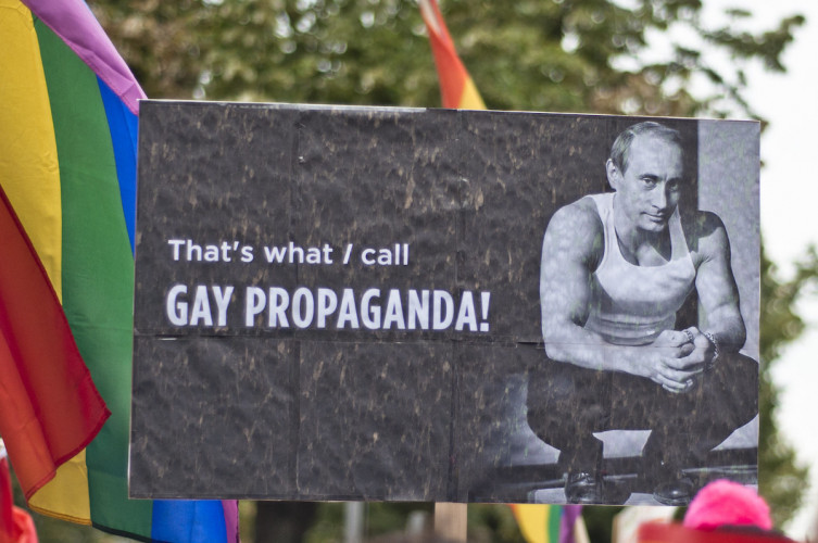 Russie : une nouvelle loi homophobe “menace la liberté de publier”