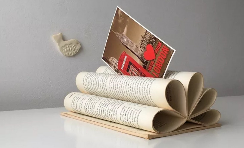 Un livre changé en rosace pour ranger ses cartes postales