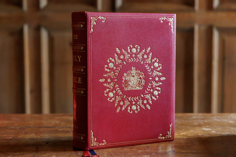 Une Bible richement ouvragée pour le couronnement de Charles III ActuaLitté