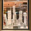 Une librairie expose en vitrine des gratte-ciels faits en livres