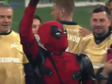 Un footballeur russe, déguisé en Deadpool, monte sur le podium
