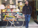 Ce libraire qui a adopté le vélo pour fournir les lecteurs devient l'égérie de Google Maps