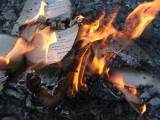 États-Unis : un bibliothécaire licencié après avoir brûlé un livre de Trump
 
 
