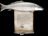 Un poisson nommé Esther : un rouleau biblique verse dans la pisciculture