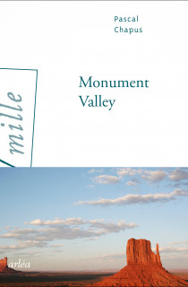 Le désert, un motel et un homme perdu dans Monument Valley