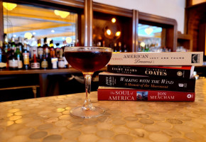 Sirotez du vin en lisant un livre : un bar-librairie unique