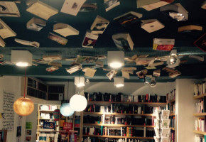 Des livres jusqu’au plafond : “Plus qu’une bibliothèque idéale, des titres emblématiques”