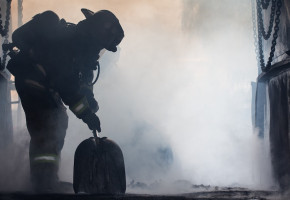 Un pompier ukrainien sauvant des livres : une photo de Pulitzer