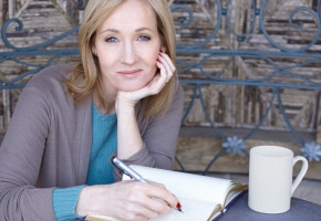Menacée de mort, prise à partie devant chez elle, Rowling refuse l'intimidation
