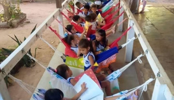 Brésil : des hamacs à l'école maternelle pour favoriser la lecture