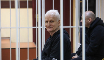 Biélorussie : 10 ans de prison pour l'écrivain et Prix Nobel Ales Bialiatski