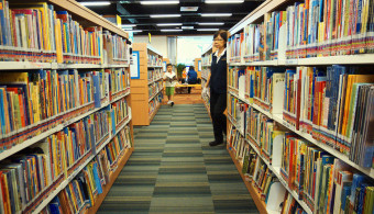 Face à l'extrémisme, une bibliothèque en danger