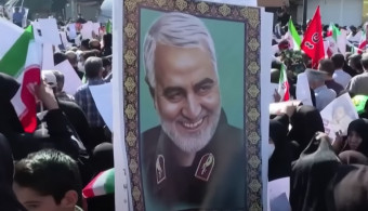 Le chef de l'armée iranienne menace Charlie Hebdo de "représailles"