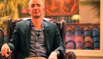 Macron (con)sacre Amazon : Jeff Bezos, chevalier de la Légion d'honneur 
