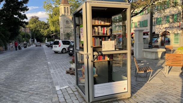 Une cabine téléphonique reconvertie bibliothèque de rue