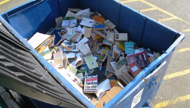 Ce Brésilien a réussi ses études avec des livres jetés à la poubelle