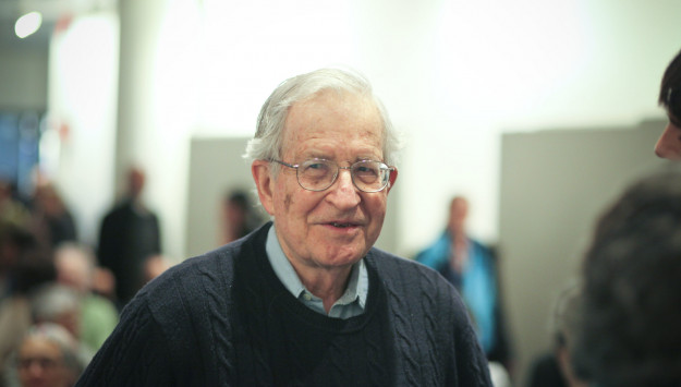 Victime d'un AVC en 2023, Noam Chomsky quitte l'hôpital, bien vivant
