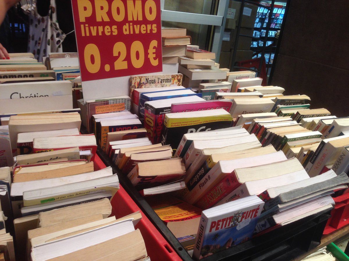 Présentoir de livres d'occasion chez Boulinier, Paris - ActuaLitté, CC BY SA 2.0