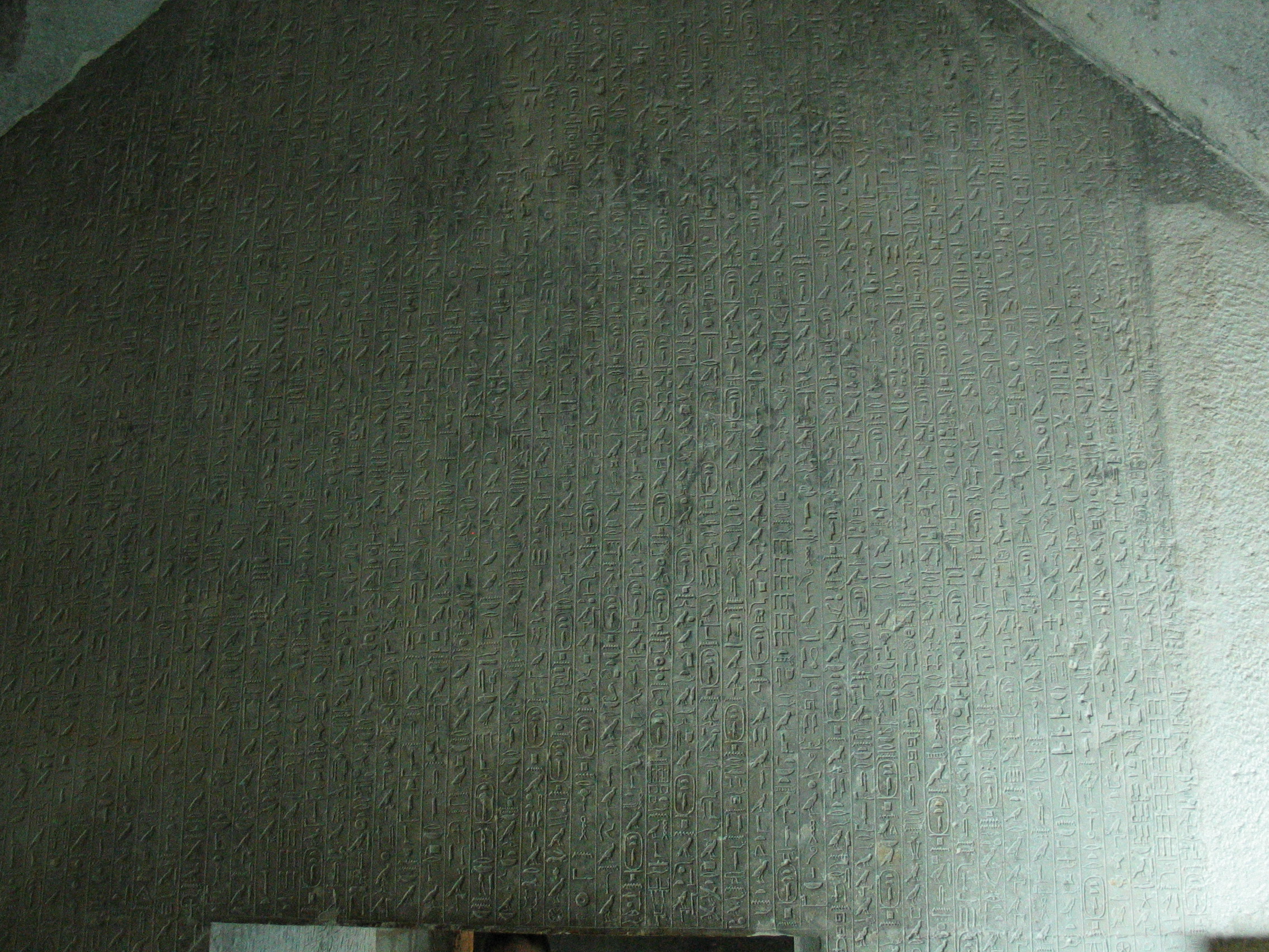 Une partie des Textes de la Pyramide, un précurseur du Livre des Morts, inscrit sur la tombe de Teti