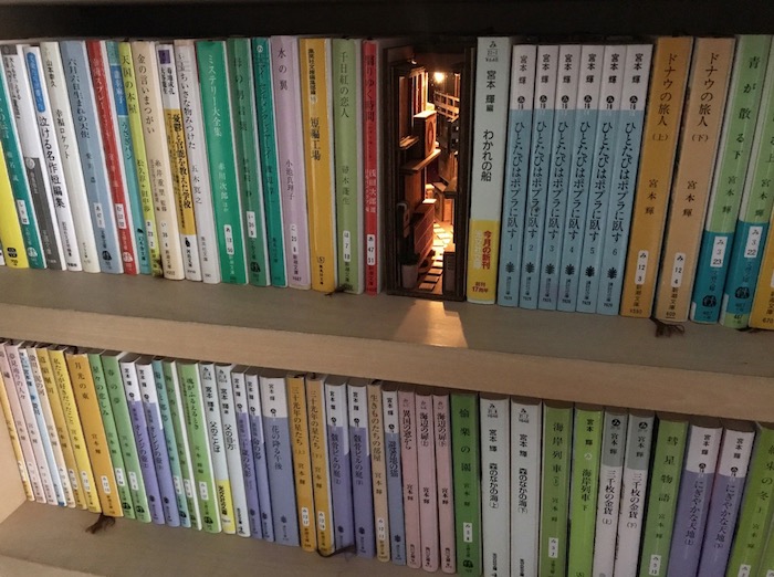 Entre les livres, un monde miniature et des ruelles japonaises