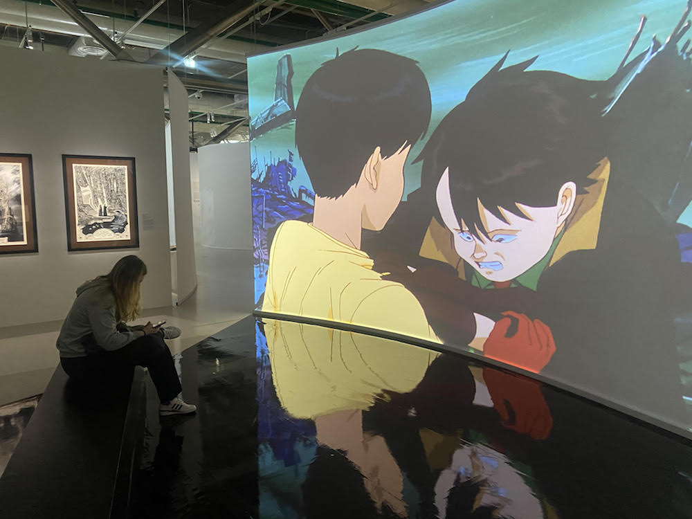 Ci-dessus, le long-métrage d'animation Metropolis diffusé pendant l'exposition
