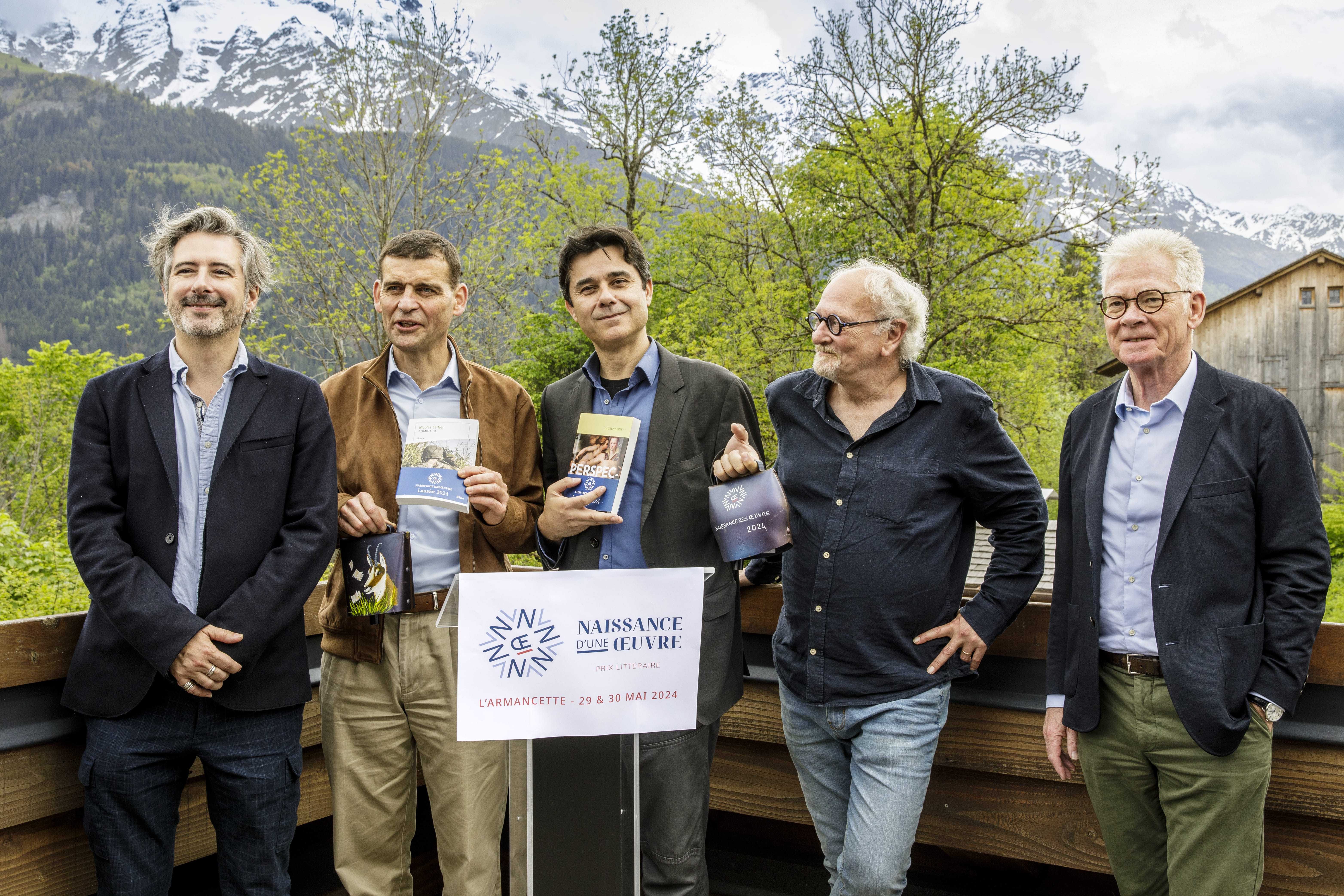 Tous les lauréats du Prix Naissance d'une oeuvre, accompagnés du maire de Saint-Gervais-les-Bains, Jean-Marc Peillex. ActuaLitté.