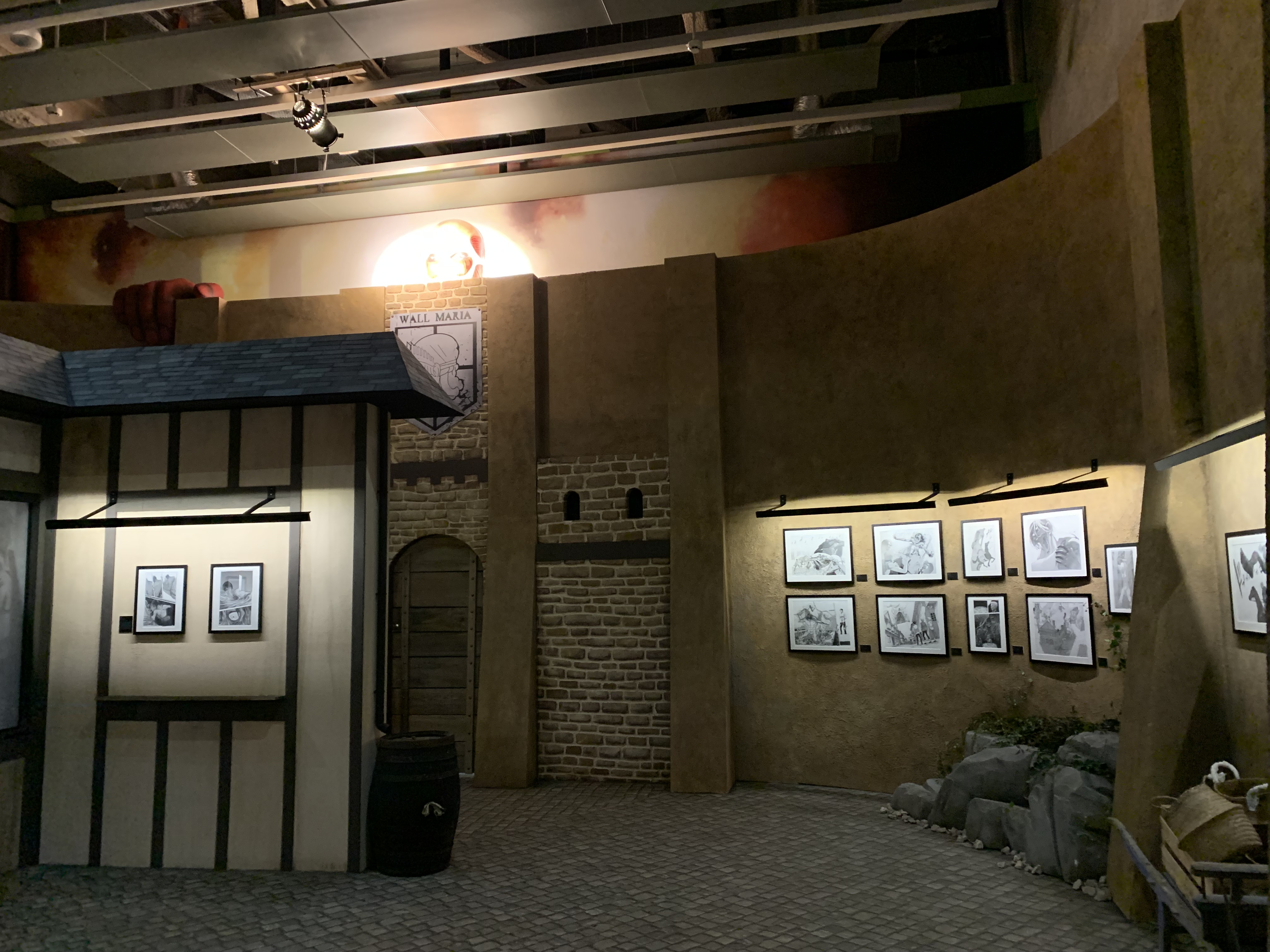 La première salle de l'exposition, reprenant l'ambiance du District de Shiganshina de la série