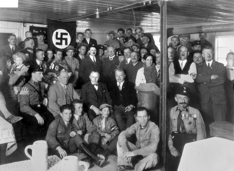 Hitler avec des membres du parti nazi en 1930. Bundesarchiv, Bild 119-0289 (CC-BY-SA 3.0).