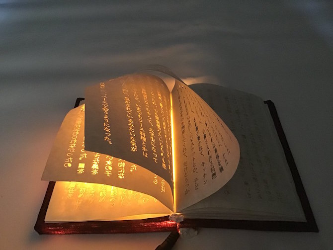 Un livre magique, dont les lettres s'illuminent