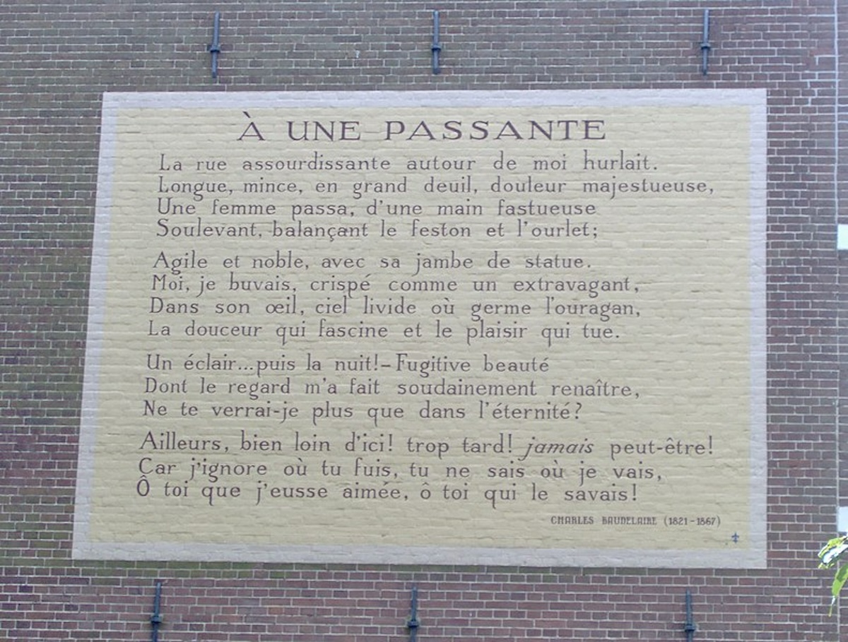Le poème À une passante, sur un mur du bâtiment du Zoeterwoudsesingel 55 à Leiden, aux Pays-Bas - Crédits Tubantia, CC BY SA 4.0