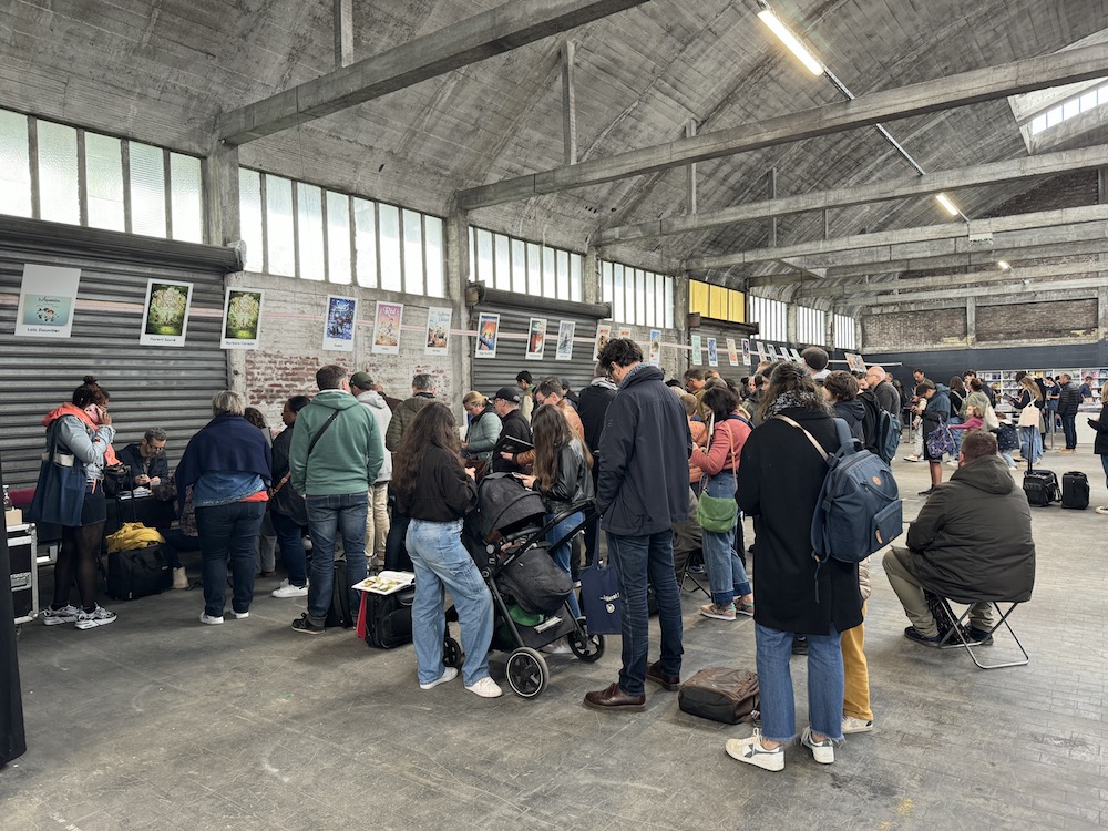 Les lecteurs attendent leurs dédicaces pendant le festival RDV BD Amiens 