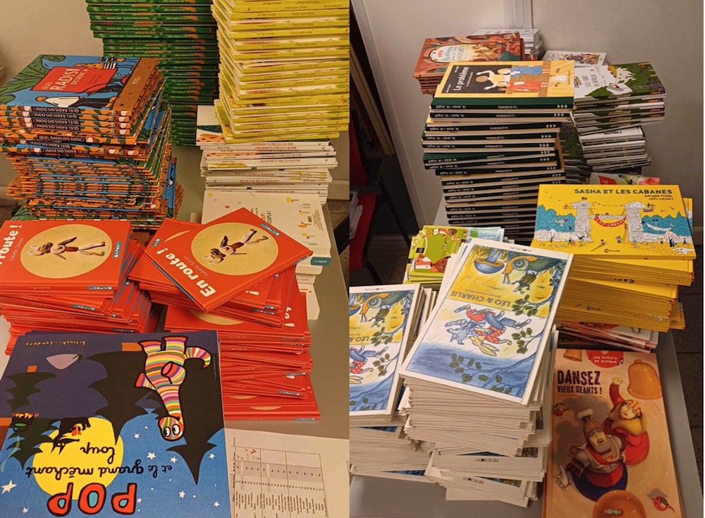 À gauche, un échantillon des livres destinés aux 2-5 ans. À droite, les ouvrages choisis pour les 6-12 ans