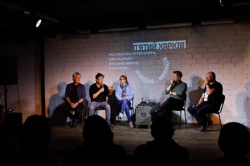 De gauche à droite, Olivier Weber, Emmanuel Carrère, Tetyana  Ogarkova, Olivier Truc et Volodymyr Yermolenko, à Kharkiv.
