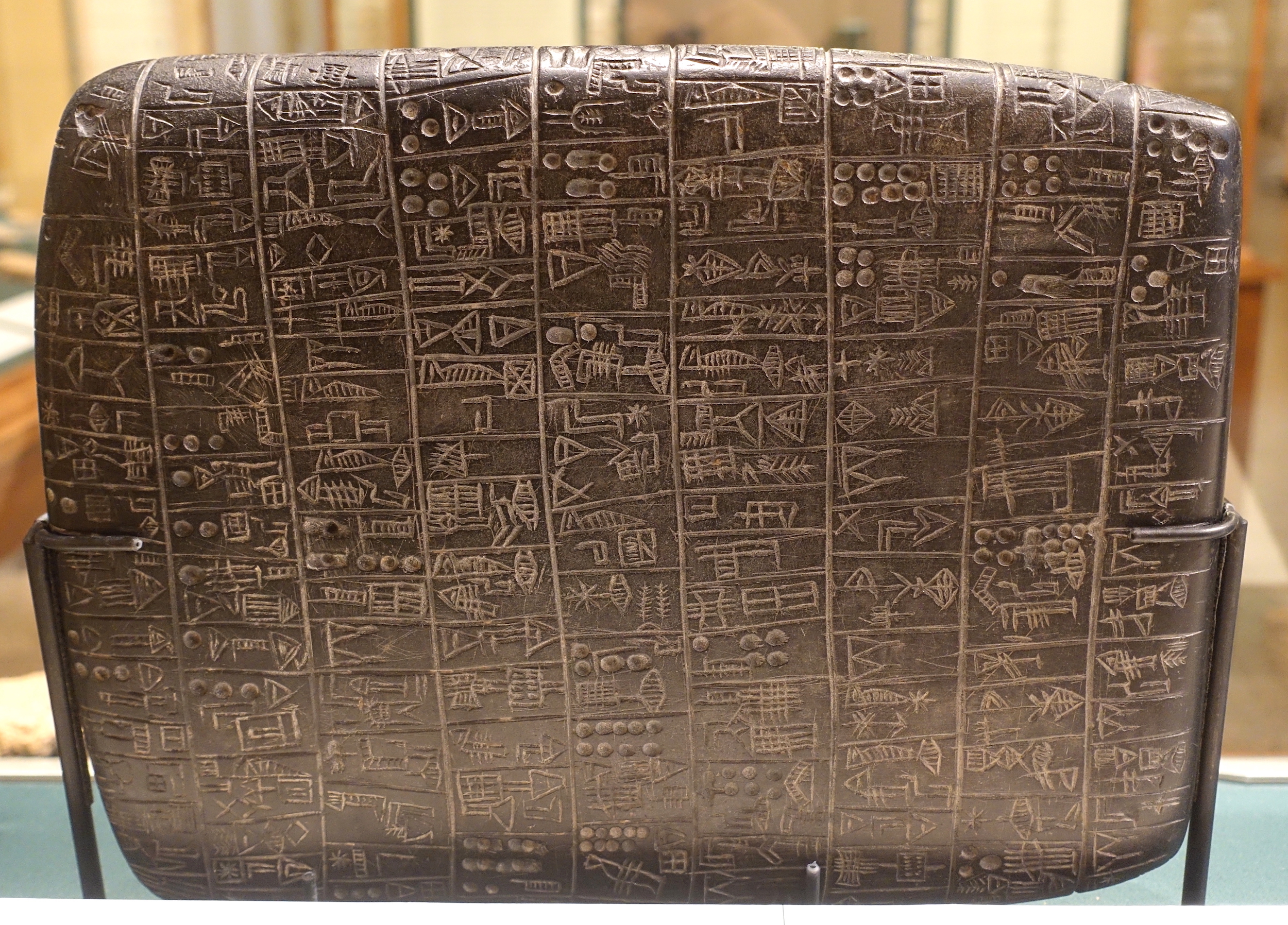 Tablette en basalte rapportant la vente de champs, provenance inconnue, v. 2600-2500 av. J.-C. Oriental Institute de Chicago.