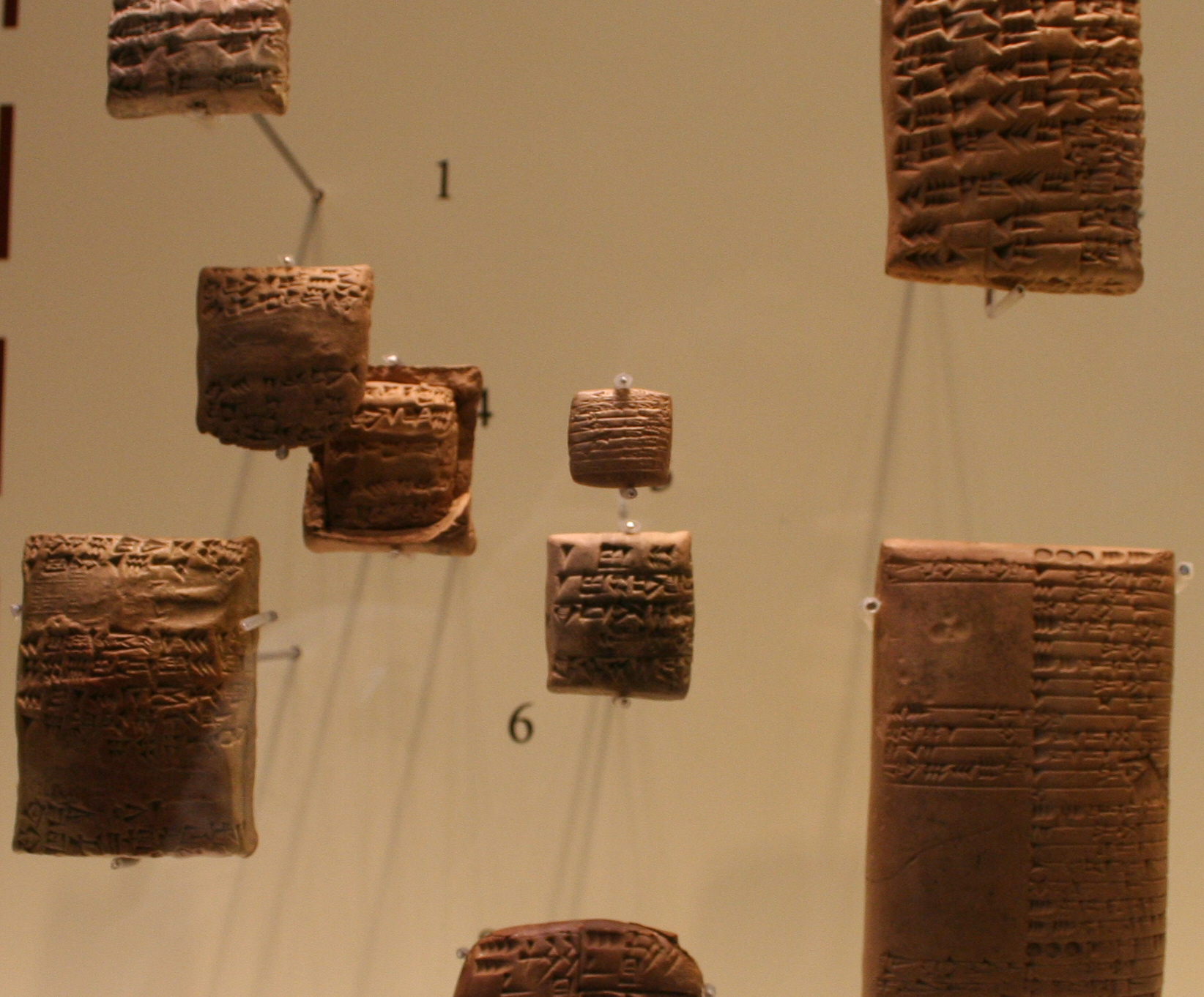 Tablettes d'argile de taille, format et mise en page variés, Ägyptisches Museu de Leipzig. Einsamer Schütze  (CC BY-SA 3.0)