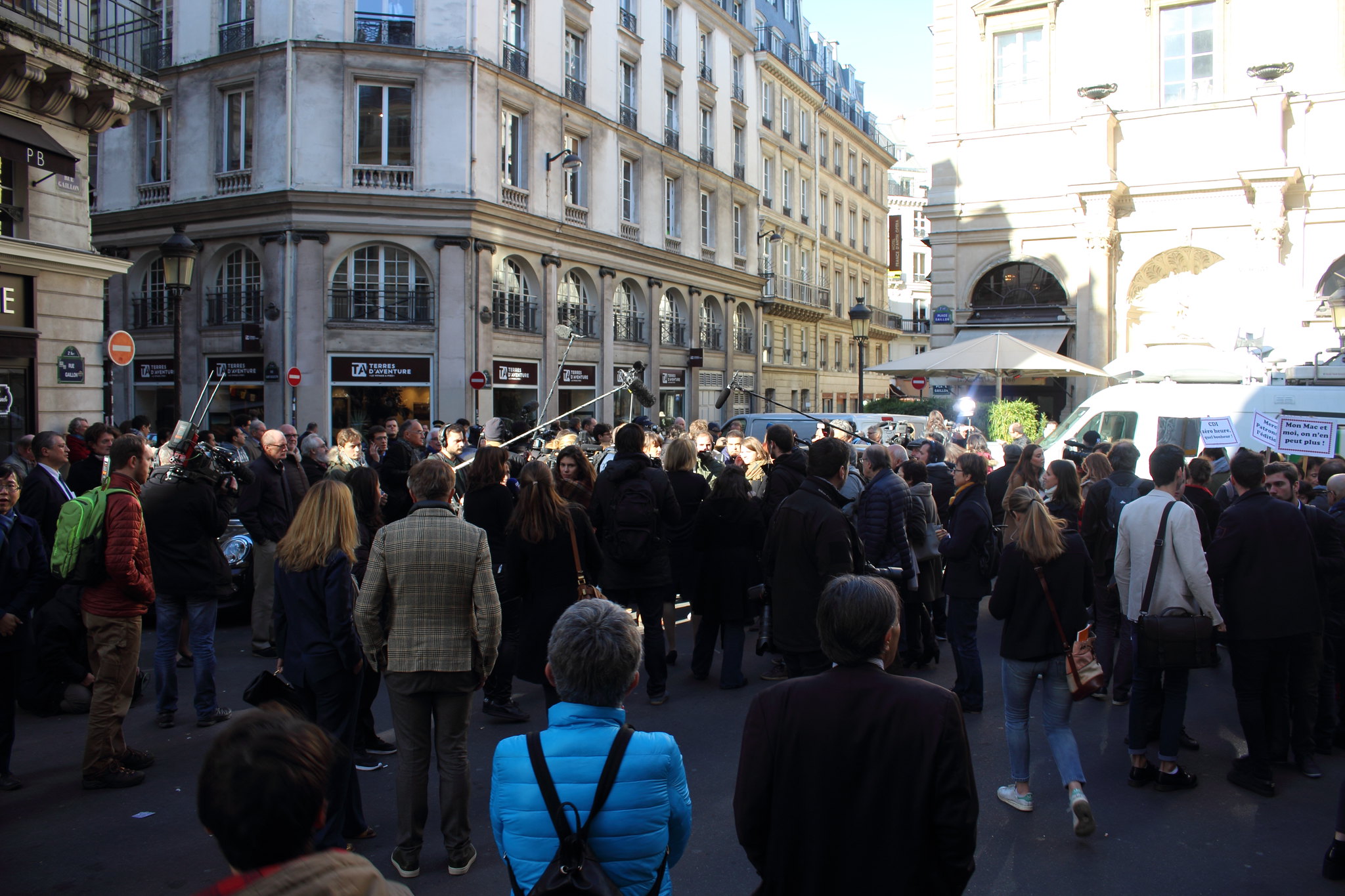 Devant le restaurant Drouant, pendant que les jurés du Goncourt délibèrent - ActuaLitté, CC BY SA 2.0