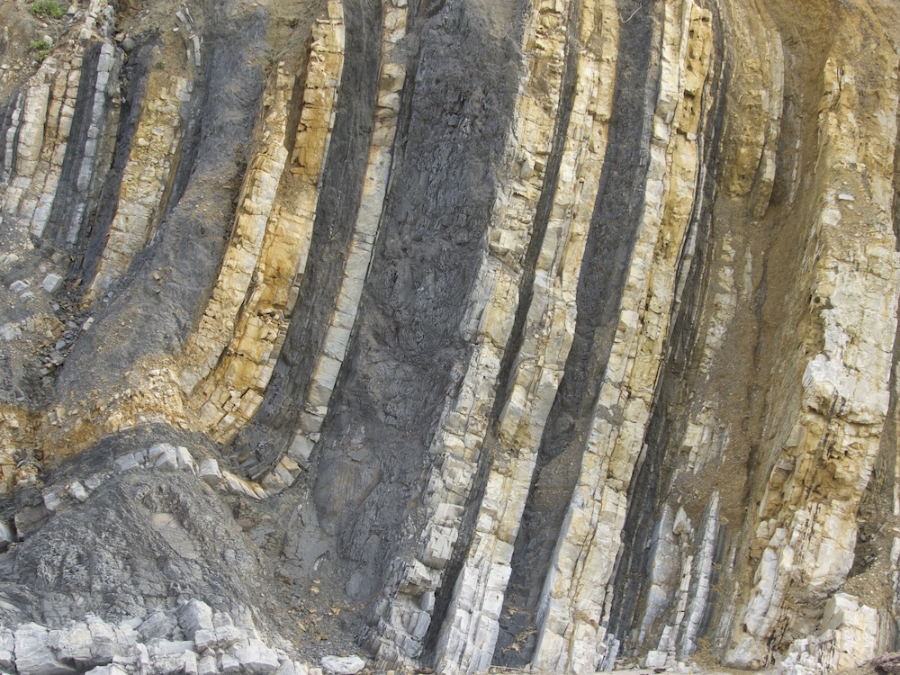 Photo de plissements de flyschs et de marno-calcaires du Crétacé supérieur sur la plage d’Erretegia à Bidart